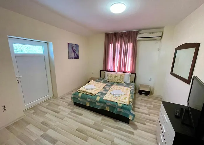 Jackie House 3* וארנה
